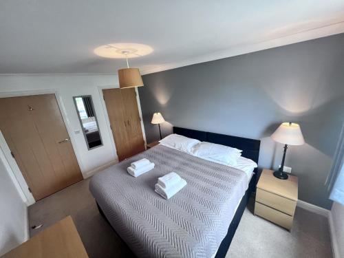 een slaapkamer met een bed met twee handdoeken erop bij Cydel Court in Kidlington