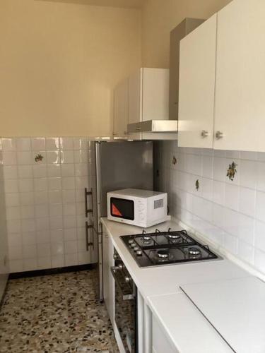 a kitchen with a stove and a microwave at Casa Morena in Negrar