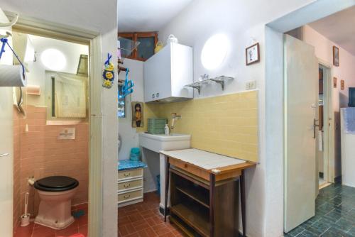 ein kleines Bad mit einem Waschbecken und einem WC in der Unterkunft VILLETTA L'ARANCIO in Marina di Campo