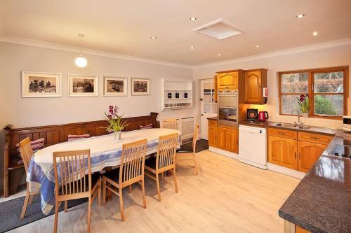 cocina y comedor con mesa y sillas en River Views, Beccles - HOT TUB + Norfolk Broads, en Beccles