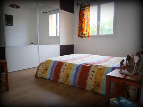 - une chambre avec un lit et une couverture colorée dans l'établissement NEW Villa with JACUZZI, near St Cyprien beach, à Lecci