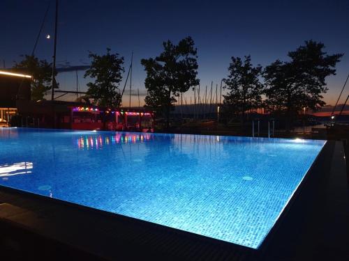 Bazén v ubytování BL LAKESIDE APARTMAN nebo v jeho okolí