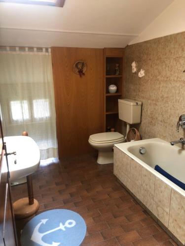 ein Badezimmer mit einem WC, einer Badewanne und einem Waschbecken in der Unterkunft Appartamento con vista panoramica in Saint Vincent