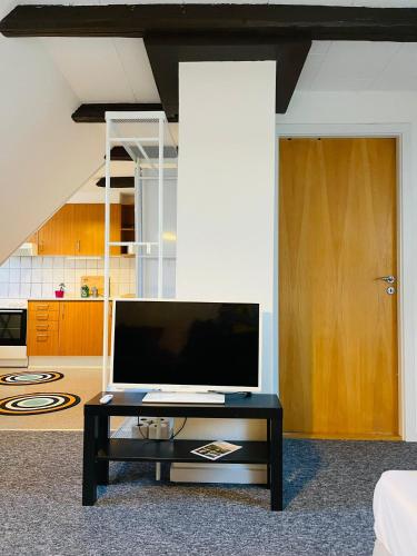 Кухня или мини-кухня в Scandinavian Apartment Hotel - Prison Museum 1- one room apartment
