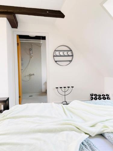 Кровать или кровати в номере Scandinavian Apartment Hotel - Prison Museum 1- one room apartment