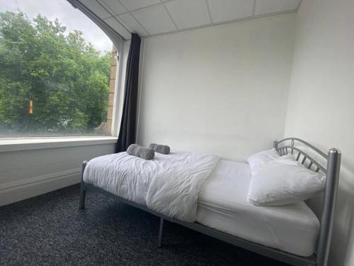 Posto letto in camera con finestra di Barnet 1 Spacious 2-Bed Apartment a Barnet