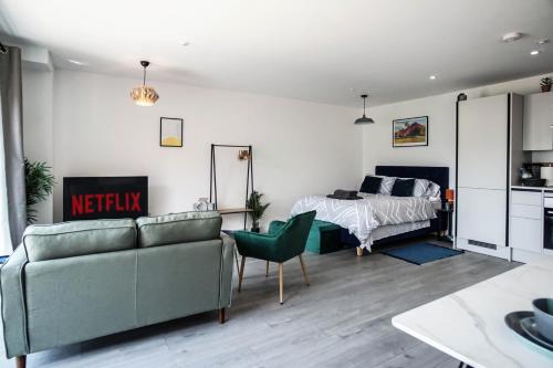 un soggiorno con divano e letto di Imagine That Property a Hemel Hempstead