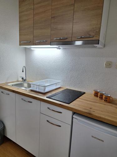 een keuken met een wastafel en een aanrecht bij Apartments Meshko in Ohrid
