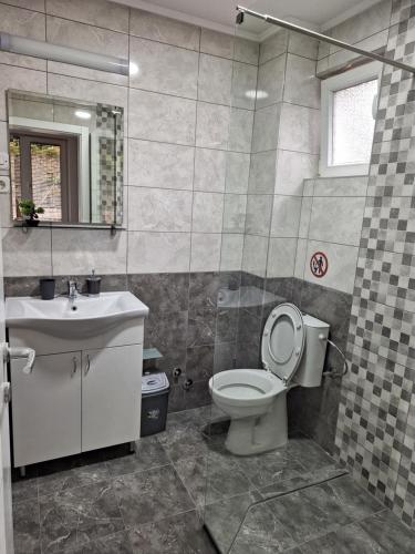 Un baño de Apartments Meshko