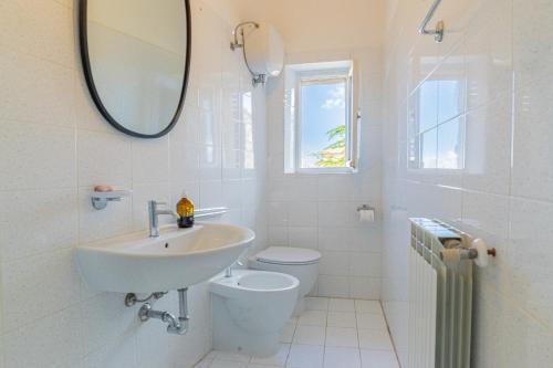 A bathroom at Accogliente appartamento in Val D'Orcia, Vista Mozzafiato,Fast Wifi 500 mbs