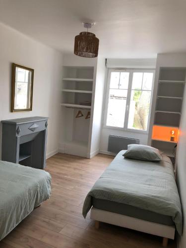 a bedroom with two beds and a window at Maison Pécheur Golfe Morbihan Séné in Séné