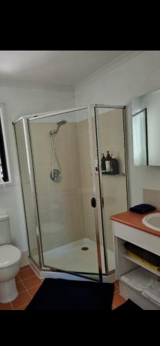Ένα μπάνιο στο Studio Apartment Noosa Riverfront