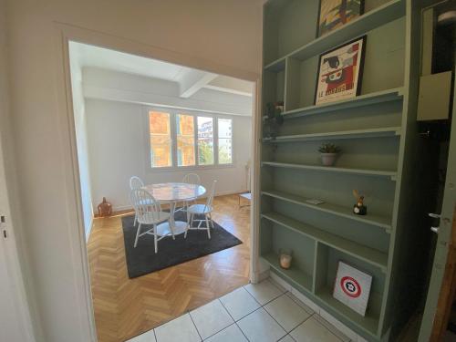 une salle à manger avec une table et une table et des chaises dans l'établissement Charmant 2 pièces - hypercentre, proche mer, à Nice
