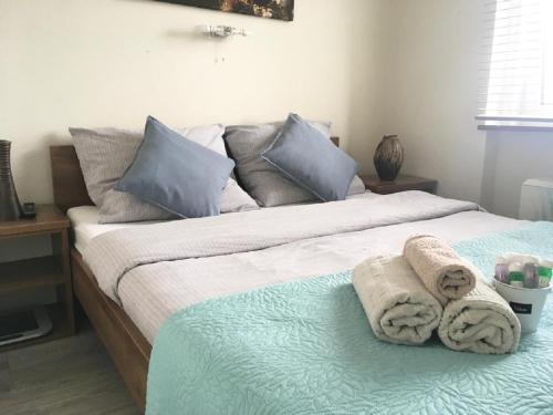 1 dormitorio con 2 camas y toallas. en Secret Apartament 1 Poznań, en Poznan