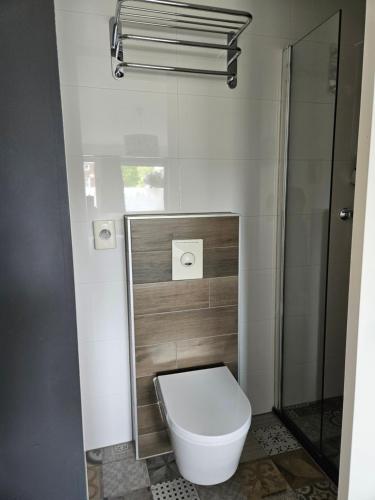 La salle de bains est pourvue d'une douche et de toilettes. dans l'établissement JamieK's BnB, à Amsterdam