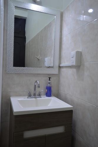 uma casa de banho com um lavatório e um espelho em ¡Hermosa Estancia Centro de Oaxaca! em Oaxaca de Juárez