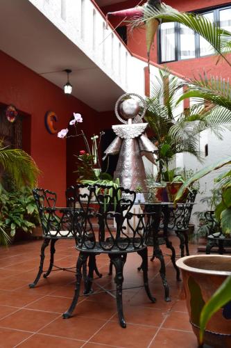a table and chairs in a room with plants at ¡Hermosa Estancia Centro de Oaxaca! in Oaxaca City
