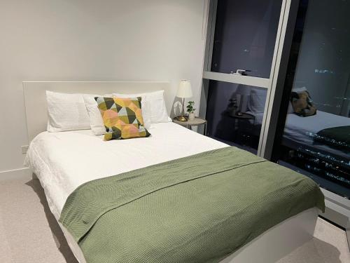 a bedroom with a large bed and a mirror at WSP 3B2B apartment in CBD with free parking in Melbourne