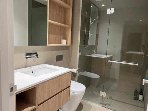 ein Bad mit einem WC, einem Waschbecken und einer Dusche in der Unterkunft WSP 3B2B apartment in CBD with free parking in Melbourne