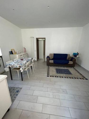 uma sala de estar com um sofá e uma mesa em casa Vesuvio em Cercola