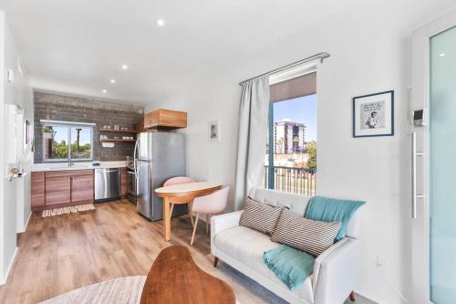 Una sala de estar con un sofá blanco y una cocina. en DTPH Modern Designer Studio - Pool & Parking -, en Phoenix