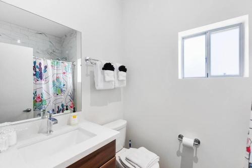 Un baño de DTPH Modern Designer Studio - Pool & Parking -