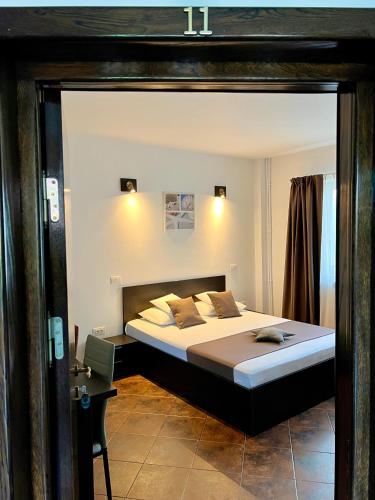 a bedroom with a large bed in a room at Casa Servus in Mamaia Sat/Năvodari