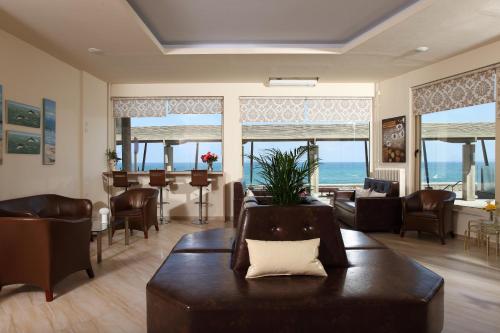 uma sala de estar com um sofá e uma mesa em Kronos Hotel em Heraclião