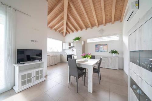 a kitchen and dining room with a table and chairs at Casa Vincenzo in San Felice del Benaco