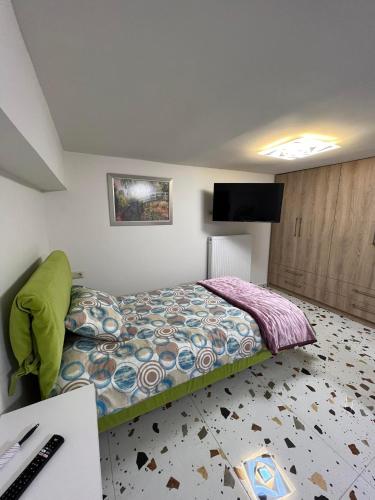 Кровать или кровати в номере Efesou Luxury Apartment
