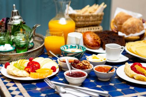 Еда / где поесть недалеко от риада