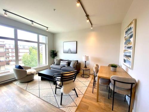ein Wohnzimmer mit einem Sofa und einem Tisch in der Unterkunft Lovely Brand New Suite in Sidney