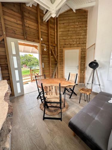 - une salle à manger en bois avec une table et des chaises dans l'établissement GÎTE de GUADELOUPE, à Petit-Bourg