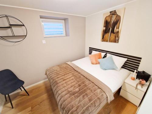 Un pat sau paturi într-o cameră la Ibsens apartaments