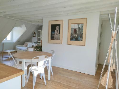 un salon avec une table et des chaises dans l'établissement Fabulous of Paris for 4 people, à Paris