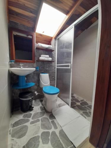 ein Bad mit einer Dusche, einem WC und einem Waschbecken in der Unterkunft La Morada Hospedaje in Barichara