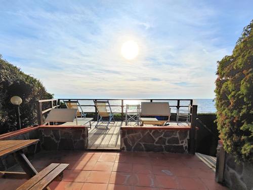 eine Terrasse mit Stühlen, Tischen und Meerblick in der Unterkunft Le Dune Sea View Apartments - Futura CAV in San Vincenzo