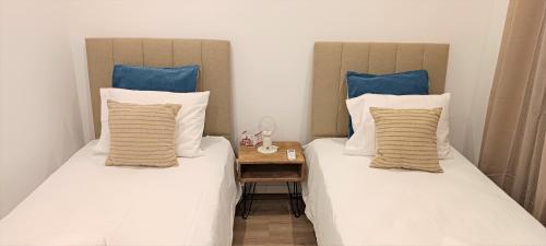 two beds sitting next to each other in a room at Faro Comfy Ensuite Guest House in Faro