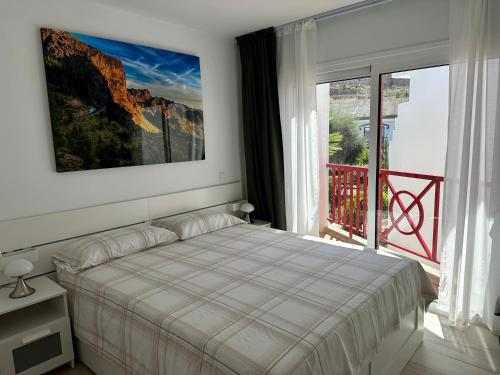A bed or beds in a room at VERY NICE DUPLEX 50 MERETS FROM THE BEACH.