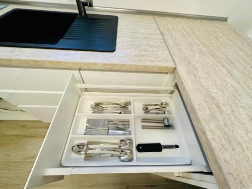 Dapur atau dapur kecil di MODERN DUPLEX 50m FROM THE BEACH