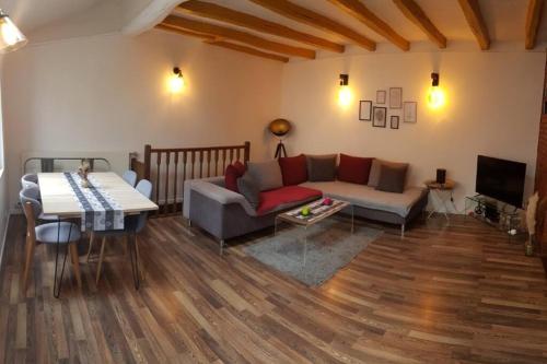 - un salon avec un canapé et une table dans l'établissement Maison charmante avec jardin centre-ville proche puy du fouu Arrivée autonome, à Cholet