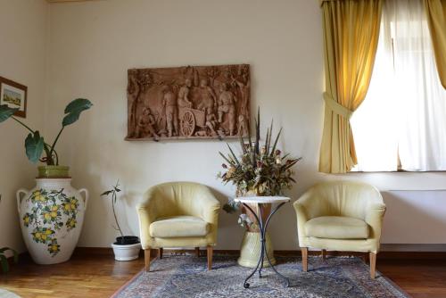Ein Sitzbereich in der Unterkunft Hotel Rutiliano