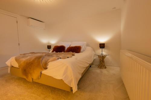 a bedroom with a bed with two teddy bears on it at Chez Blanche in Waterloo
