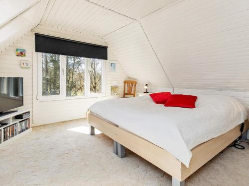HalsにあるHoliday home Hals XIVのベッドルーム1室(大型ベッド1台、赤い枕付)