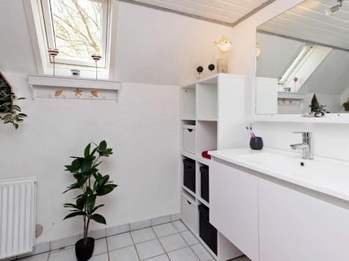 een badkamer met een wastafel en een spiegel bij Holiday home Hals XIV in Hals