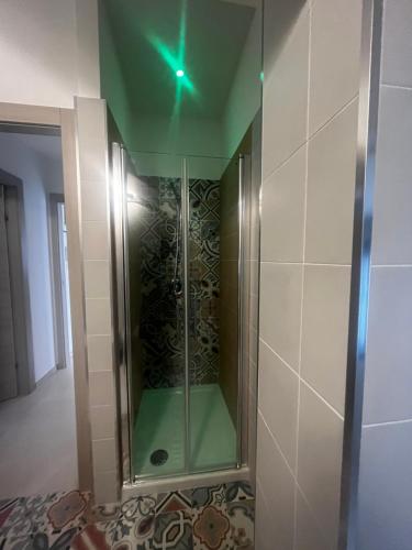 y baño con ducha y puerta de cristal. en Le spiagge di Avola: Casa della Musica, en Avola