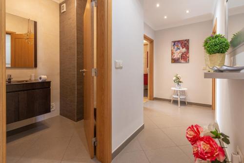 a kitchen with a door leading to a bathroom at Apartamento Mãe Soberana in Loulé