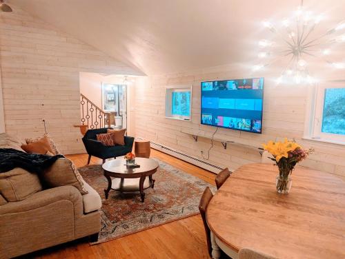 Μια τηλεόραση ή/και κέντρο ψυχαγωγίας στο Spacious Pawtuckaway Getaway