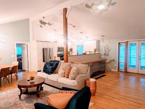 Χώρος καθιστικού στο Spacious Pawtuckaway Getaway