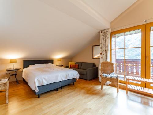 1 dormitorio con cama, sofá y ventana en Wirnsberg, en Rennweg